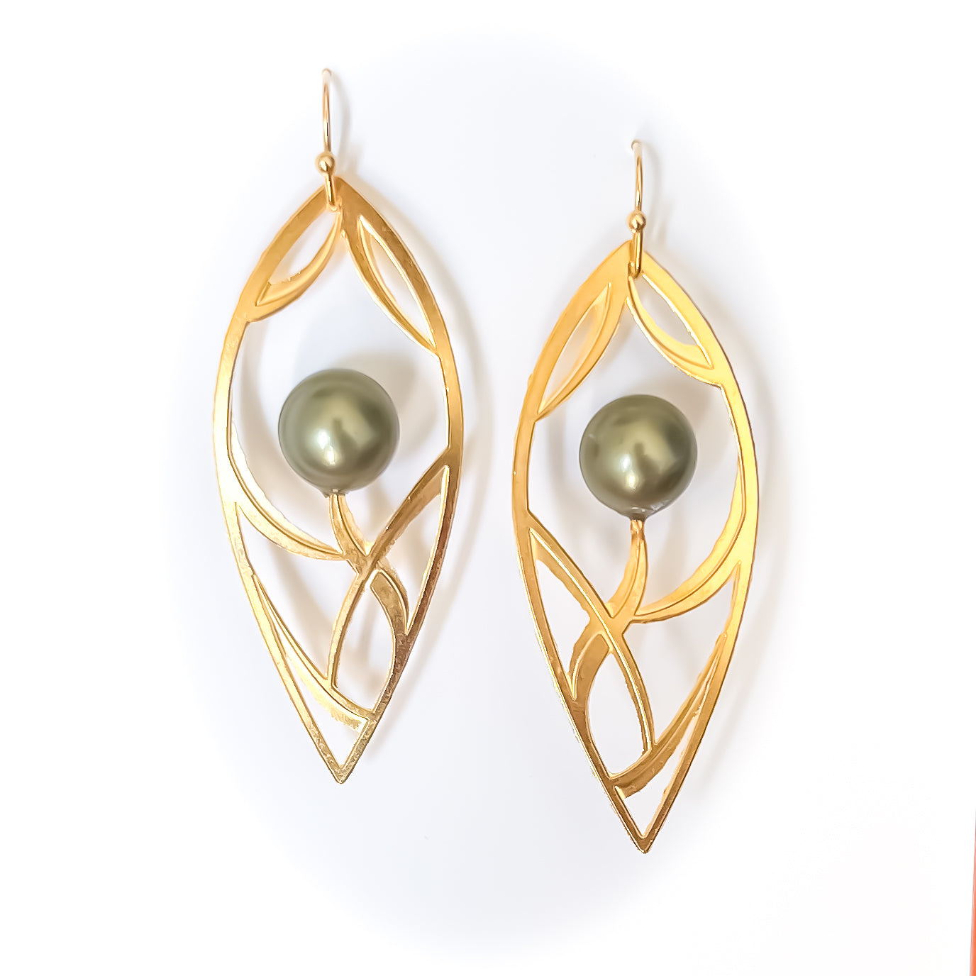Crescent Laua'e Pearl Earring