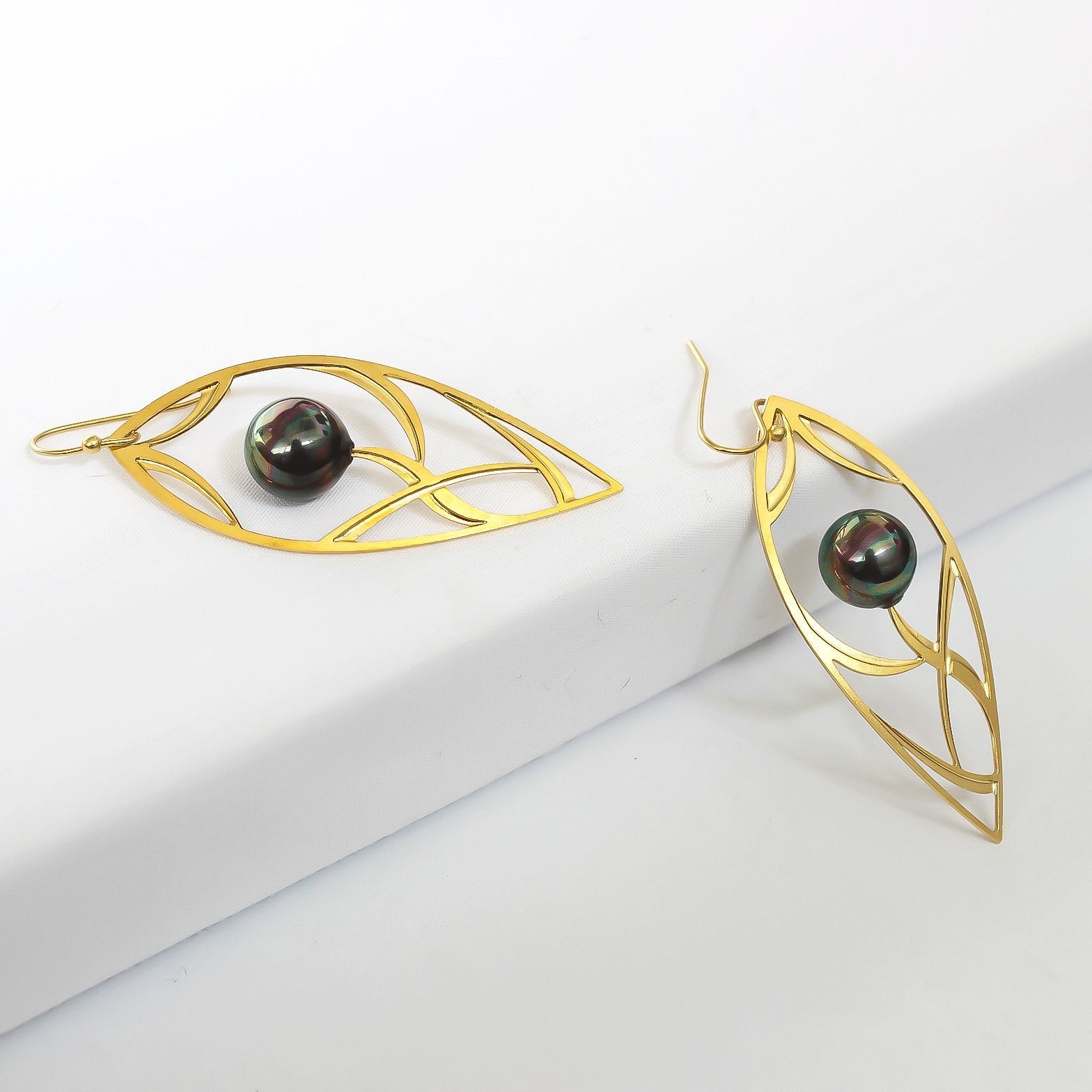 Crescent Laua'e Pearl Earring