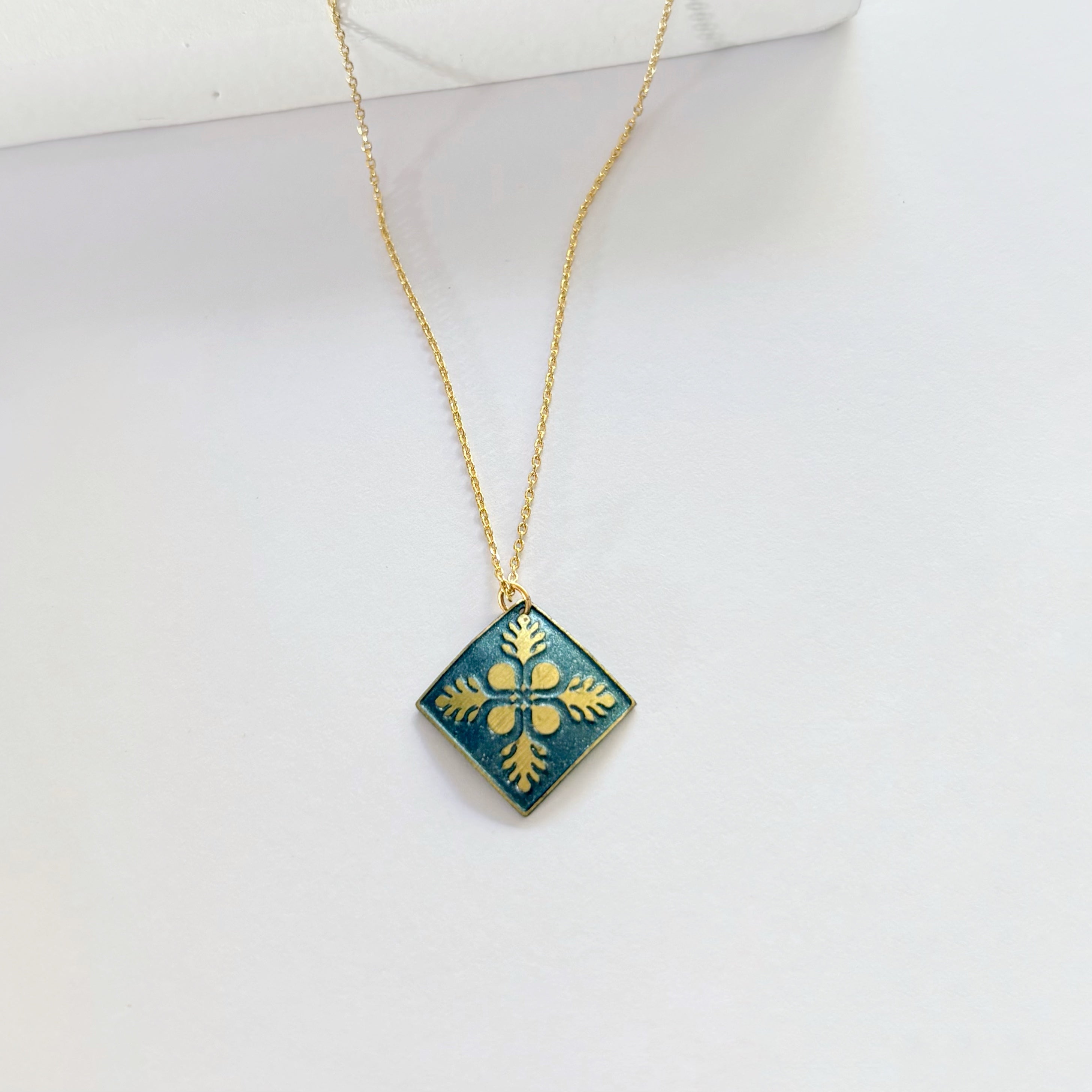 Ulu Quilt Blue Accent Necklace