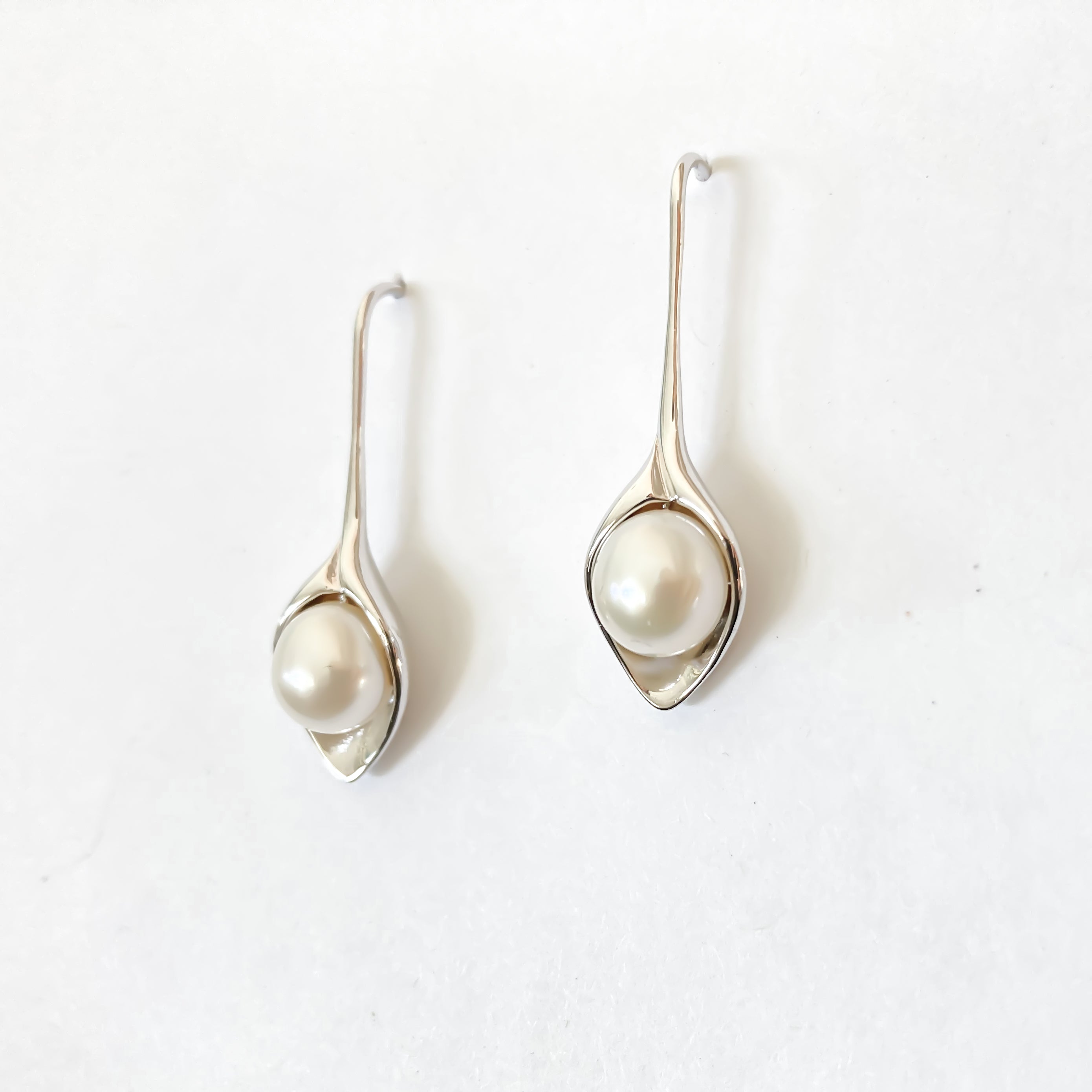 Hawaiian pearl earrings, Island jewelry, Hawaiian pearl jewelry, Hawaiian pearl drop earrings, handcrafted in Hawaii, Local Hawaii Jewelry, Hawaiian design earrings